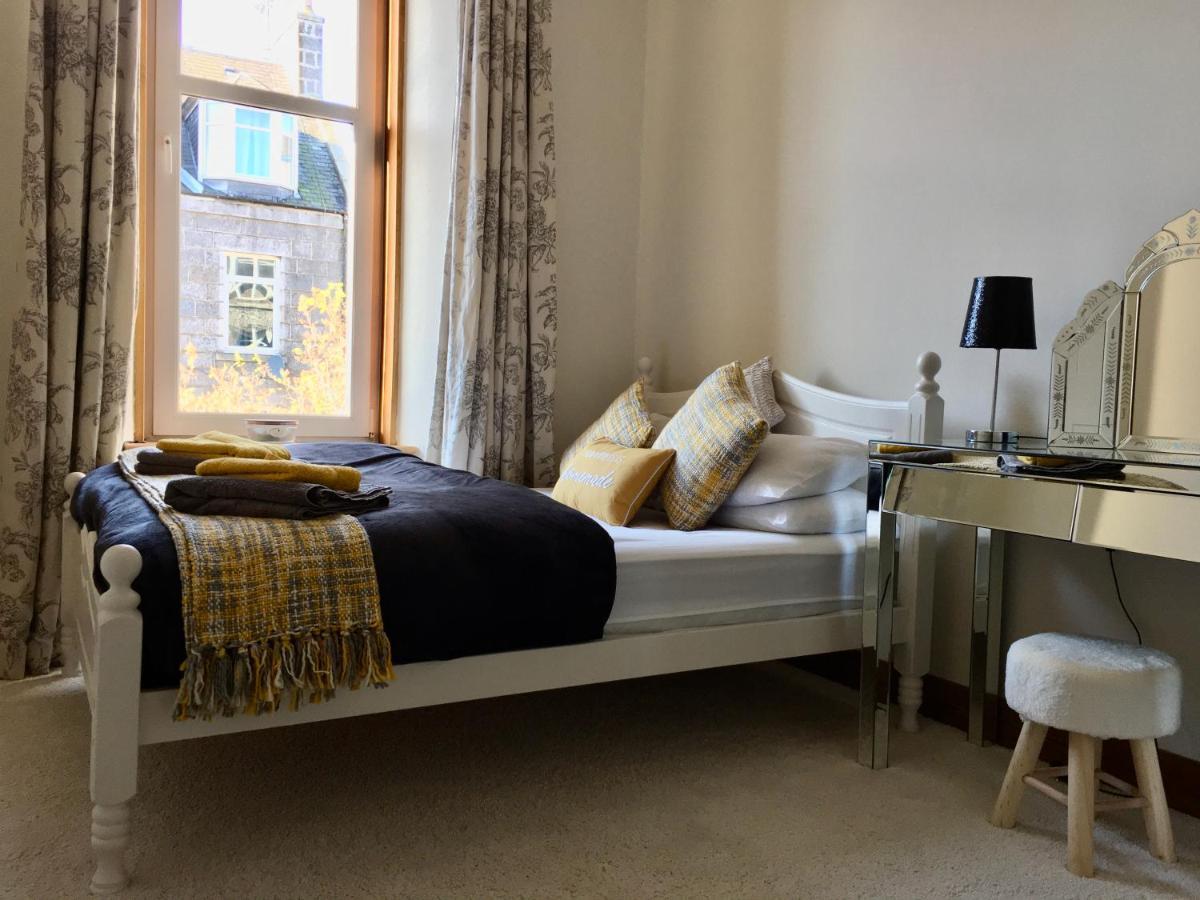 Cosy 2 Bedroom Central Apartment - Free Parking, Free Wifi Aberdeen Exterior photo