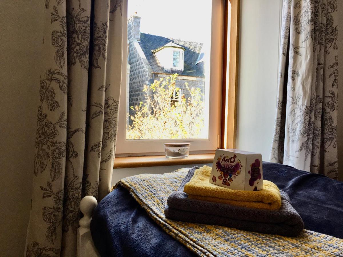 Cosy 2 Bedroom Central Apartment - Free Parking, Free Wifi Aberdeen Exterior photo
