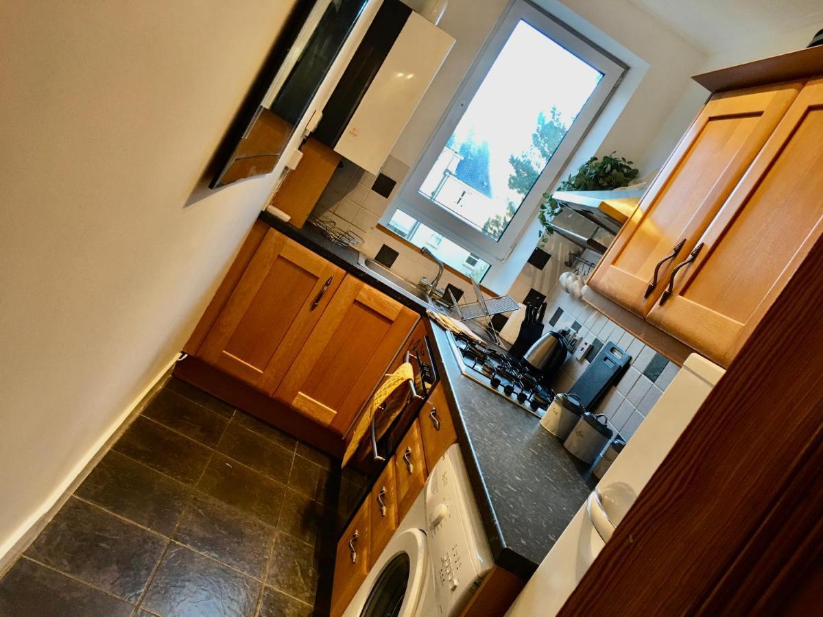 Cosy 2 Bedroom Central Apartment - Free Parking, Free Wifi Aberdeen Exterior photo